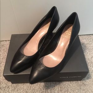 Like New! Vince Camino Goldie Kitten Heel in Black